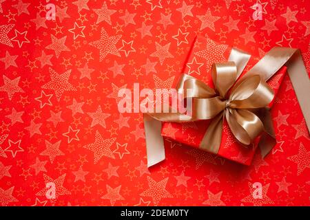 Rotes Weihnachtsgeschenk mit goldenem Band und Schleife Stockfoto