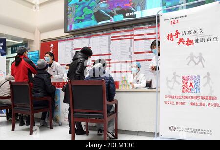 Peking, China. Dezember 2020. Besucher erfahren im Rahmen einer AIDS-Sensibilisierungskampagne, die anlässlich des Welt-Aids-Tages im Haidian Krankenhaus in Peking, der Hauptstadt Chinas, am 1. Dezember 2020 stattfand, Wissenswertes über AIDS-Prävention. Quelle: Ren Chao/Xinhua/Alamy Live News Stockfoto