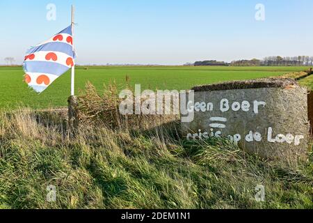 Unterschreiben Sie im Feld „Landwirtschaftliches Gebiet“ mit Text und friesischer Flagge. Landwirte in den Niederlanden protestieren gegen die zwangsweise Verringerung der Viehbestände wegen CO2 Stockfoto