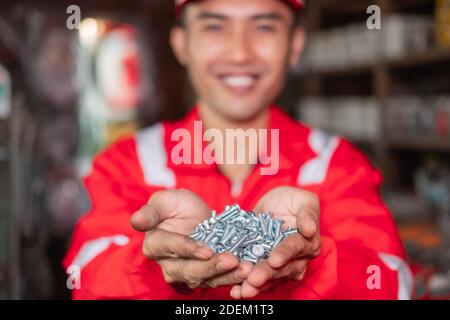 Nahaufnahme eines Mechanikers mit vielen Schrauben Werkstatt Stockfoto