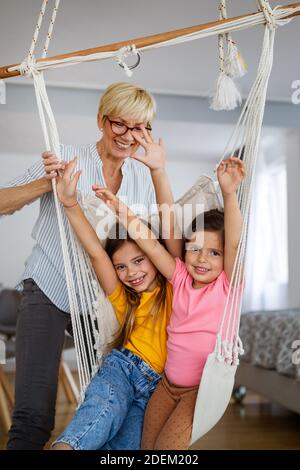 Glückliche Großeltern spielen, Spaß mit Enkelkindern Stockfoto