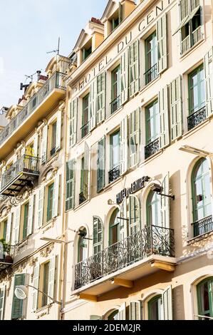 Die Fassade des Hotels du Centre Nice Provence Südfrankreich. Französische Architektur, Fensterläden und Balkon. Stockfoto