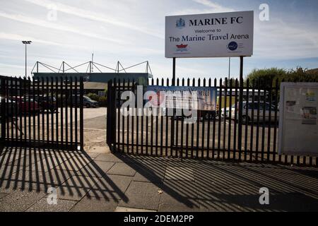 Eine Außenansicht des Marine Football Club, abgebildet, bevor sie Gastgeber des Ilkeston FC in einem Premier League Premier League-Spiel waren. Das Spiel wurde von der Heimseite durch 3 Tore zu 1 gewonnen und wurde von einer Menge von 398 Zuschauern beobachtet. Marine haben ihren Sitz in Crosby, Merseyside und spielen seit 1903 im Rossett Park, der Club wurde 1894 gegründet. Stockfoto