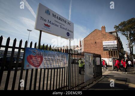 Besuch von Spielern, die im Marine Football Club ankamen, bevor sie Gastgeber des Ilkeston FC in einem Premier League Premier Division Spiel waren. Das Spiel wurde von der Heimseite durch 3 Tore zu 1 gewonnen und wurde von einer Menge von 398 Zuschauern beobachtet. Marine haben ihren Sitz in Crosby, Merseyside und spielen seit 1903 im Rossett Park, der Club wurde 1894 gegründet. Stockfoto