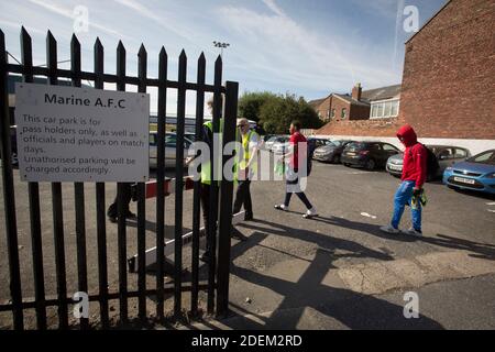 Besuch von Spielern, die im Marine Football Club ankamen, bevor sie Gastgeber des Ilkeston FC in einem Premier League Premier Division Spiel waren. Das Spiel wurde von der Heimseite durch 3 Tore zu 1 gewonnen und wurde von einer Menge von 398 Zuschauern beobachtet. Marine haben ihren Sitz in Crosby, Merseyside und spielen seit 1903 im Rossett Park, der Club wurde 1894 gegründet. Stockfoto