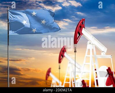 Ölbohrinseln vor dem Hintergrund des bunten Himmels und einer Fahnenstange mit der Flagge Mikronesiens. Das Konzept der Ölproduktion, Mineralien, Entwicklung von Stockfoto