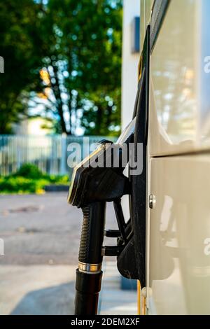 Nahaufnahme des Griffs und der Düse einer Tankstelle-Kraftstoffpumpe. Stockfoto