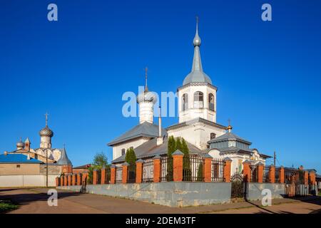 Kirche des Wundertäters Nikolaus auf Podozerie und Kathedrale der Geburt der seligen Jungfrau Maria im Hintergrund, Rostow Weliki, Russland Stockfoto