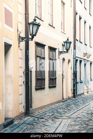 Enge Straße, in der Altstadt von Riga, Lettland Stockfoto