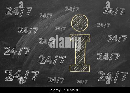 Buchstabe I. Informationssigg. Info-Symbol und Schriftzug 24/7 in Kreide auf einer Tafel gezeichnet. 24/7 Informationsunterstützung. Rund um die Uhr Stockfoto