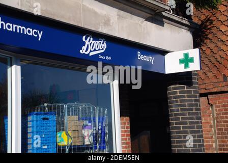 Eine Filiale von Boots, dem Chemiker in Tenterden in Kent, England, am 28. November 2020. Das 1849 gegründete Unternehmen verfügt über mehr als 2500 Filialen in Großbritannien und Irland. Stockfoto