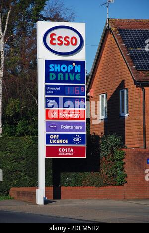 Beschilderung vor einer Esso-Tankstelle in Tenterden in Kent, England am 28. November 2020. Stockfoto