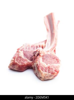 Scheiben rohe Lammkoteletts isoliert auf weißem Hintergrund. Stockfoto