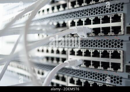 Funktionierende Switches im Rechenzentrum mit weißen Kabeln Stockfoto