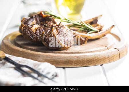 Gegrillte Lammkoteletts auf Holzschneidebrett. Stockfoto