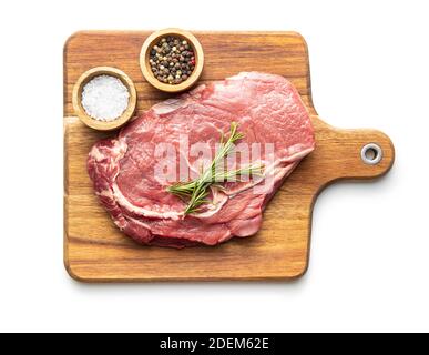 Geschnittenes rohes Ribeye Steak auf Schneidebrett isoliert auf weißem Hintergrund. Draufsicht. Stockfoto