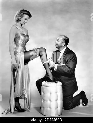 ANGIE DICKINSON 1960 in Nylons / Strümpfe und Garter Belt mit ihrem Designer WILLYS of Hollywood Publicity für Warner Bros. Stockfoto