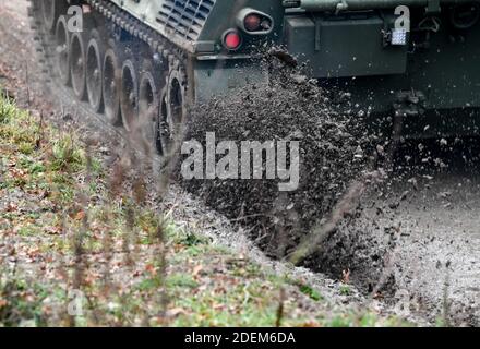 01. Dezember 2020, Brandenburg, Elstal: Ein ziviler Panzer fährt in die Sielmann-Naturlandschaft Döberitzer Heide und verdichtet Wege für Urkrabben, so dass sich Pfützen für die Tiere bilden können. Das Gewicht des Fahrzeugs und die Bewegung über Ketten schaffen ideale Lebensbedingungen für die Tiere. Die Dauereier oder Dauerstufen können manchmal Jahrzehnte im Boden ohne Schaden überleben. Die hier vorkommenden urzeitlichen Krebse sind jedoch je nach Region in Deutschland vom Aussterben bedroht oder stark gefährdet. Unter geeigneten Bedingungen werden sie ab April zum Leben erweckt Stockfoto