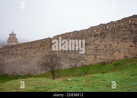 Nahaufnahme des Turms der Kirche von San Miguel hinter der Mauer der Stadt Morella Stockfoto