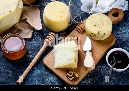 Hausgemachter Käsekuchen mit Honig, Früchten, Keksen und Nüssen auf dem Tisch. Frische Milchprodukte, gesunde Bio-Lebensmittel. Köstliche Vorspeise. Stockfoto