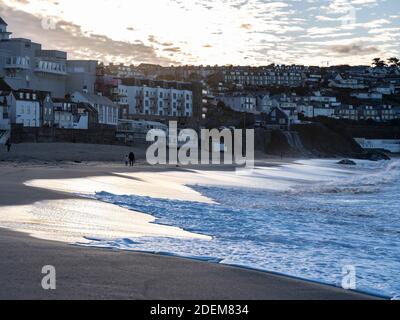 St. Ives Porthmeor Beach Sonnenuntergang Makrele Sky Stockfoto