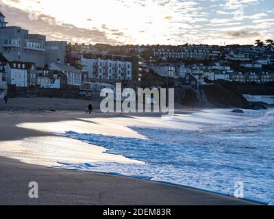 St. Ives Porthmeor Beach Sonnenuntergang Makrele Sky Stockfoto