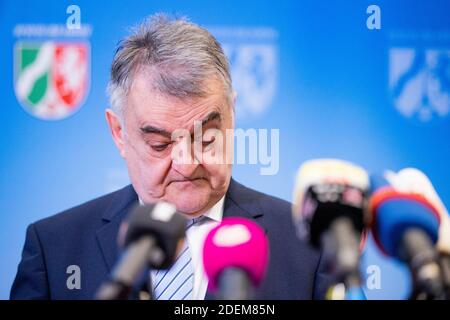 Düsseldorf, Deutschland. Dezember 2020. Herbert Reul (CDU), Innenminister des Landes Nordrhein-Westfalen, gibt im Innenministerium eine Erklärung zum Verbot der Wolfsbrigade 44 ab. Mit der Wolfsbrigade 44 hat Bundesinnenminister Seehofer (CSU) erneut einen Neonazi-Verein verboten. Am frühen Morgen haben nach Angaben des Bundesinnenministeriums 187 Einsatzkräfte in Hessen, Mecklenburg-Vorpommern und Nordrhein-Westfalen die Wohnungen von insgesamt elf Mitgliedern des Vereins durchsucht. Quelle: Rolf Vennenbernd/dpa/Alamy Live News Stockfoto