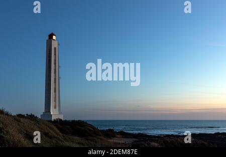 Armandche Leuchtturm in Les Sables d'Olonne bei Einbruch der Dunkelheit (Vendee, Frankreich) Stockfoto