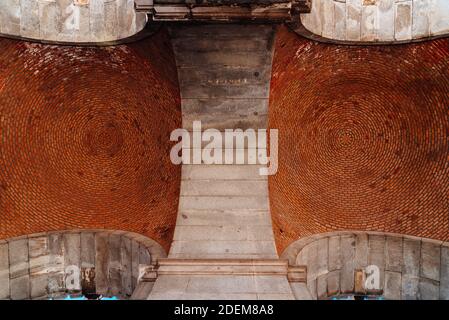 Rotes Ziegelgewölbe. Decke. Architektonische Struktur. Backstein Hintergrund kreisförmiges Muster Stockfoto