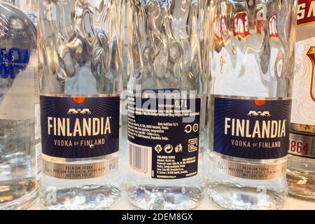 BELGRAD, SERBIEN - 1. NOVEMBER 2020: Finlandia Vodka Logo auf einigen Flaschen zum Verkauf. Finlandia eine Marke von finnischem Vodka, hergestellt von der braunen forman Co Stockfoto