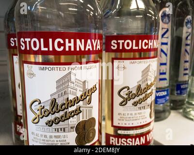 BELGRAD, SERBIEN - 1. NOVEMBER 2020: Stolichnaya Vodka Logo auf einigen Flaschen zum Verkauf. Stolichnaya eine Marke des russischen Vodka von der soyuzplodoi produziert Stockfoto