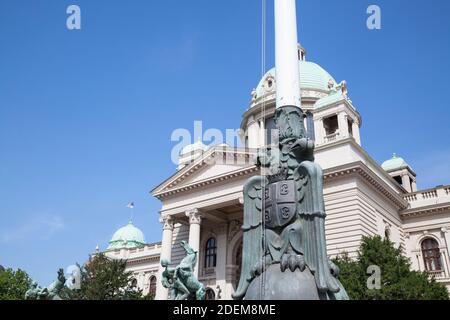 Haupteingang der Nationalversammlung der Republik Serbien in Belgrad. Auch als Narodna Skupstina bekannt, so ist der Sitz der Nationalversammlung Stockfoto