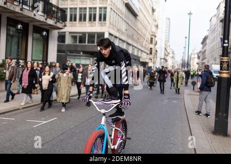 Anti-Lockdown Protest, Regent Street, London, 28. November 2020. Ein junger Mann steht auf seinem Fahrrad auf der Straße. Stockfoto