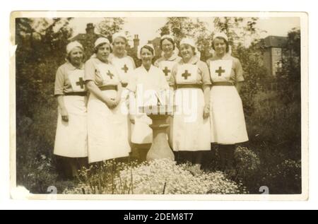 Ursprüngliche Postkarte aus den 1940er Jahren nach dem 2. Weltkrieg einer Gruppe lächelnder Rote-Kreuz-Krankenschwestern, die rote Kreuz-Uniformen tragen, Krankenpflege aus den 1940er Jahren. Juli 1946, Großbritannien Stockfoto