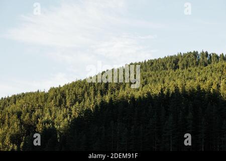 Blick auf die Bergkette an einem sonnigen Tag Stockfoto