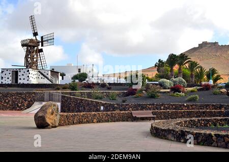 Teguise, Spanien - 17. Januar 2012: Castillo Santa Barbara und Windmühle als Wahrzeichen in dem kleinen Dorf auf Lanzarote, Kanarische Inseln Stockfoto