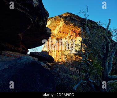 Blick auf die Felsformation am schönen Sonnenuntergang in Australischen Kakadu National Park. Stockfoto