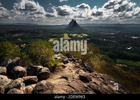 Blick vom Mount Ngungun in den Glass House Mountains. Stockfoto