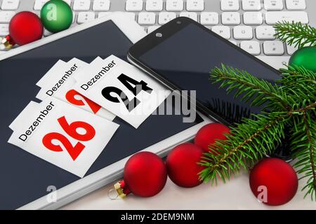 Weihnachtszeit Dekoration mit Handy, Tablet und PC Stockfoto