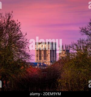 Central und North West Towers of York Minster von Monks Stray aus gesehen, im Winter bei Sonnenaufgang. York. Stockfoto