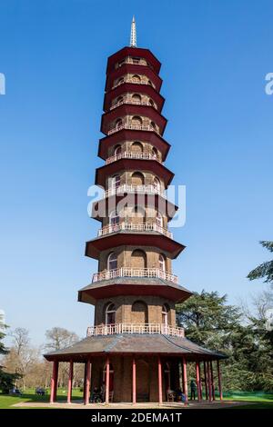 London, UK, 24. März 2012 : die große Pagode in Kew Gardens in London England, die 1762 errichtet wurde und ein beliebtes Reiseziel touris ist Stockfoto