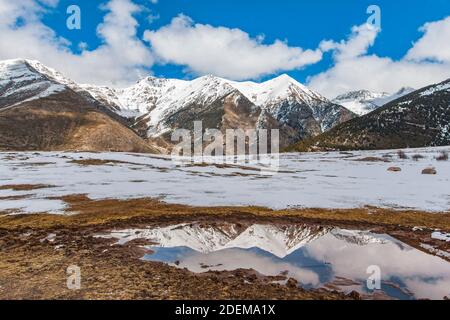 Eine schöne Aussicht auf schneebedeckte Berge in der Cordillera de Los Pirineos in Spanien Stockfoto