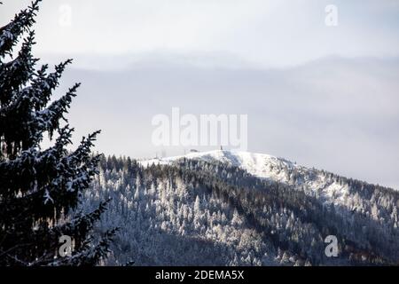 Todtnau, Deutschland. Dezember 2020. Schnee bedeckt Bäume und die Landschaft rund um den Feldberg, auf dessen Gipfel die Bergstation der Feldbergbahn und das Bismarck-Denkmal zu sehen sind. In der Nacht war viel Neuschnee gefallen, was am Morgen zu Staus führte. Quelle: Philipp von Ditfurth/dpa/Alamy Live News Stockfoto