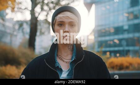 Portrait der blonden Frau mit Winterhut und Jacke Blick angy an der Kamera. Hochwertige Fotos Stockfoto