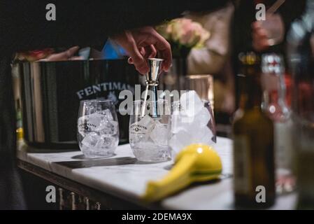 Barkeeper gießt Cocktail in Glas Stockfoto