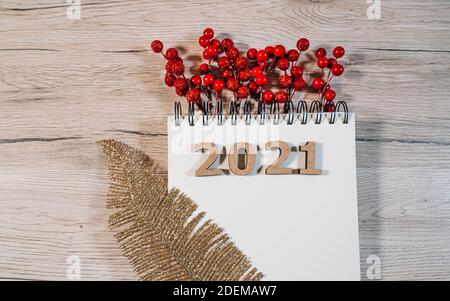 Ziele und das neue Jahr-Lösungskonzept. Liste der Tore für das neue Jahr 2021. Leeres Notizbuch, Holznummern 2021 und weihnachtsdekorationen isoliert auf einem Holz Stockfoto