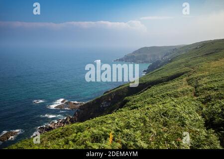 Cornwalli, Großbritannien: Klippen und ein wunderschönes blaues Meer entlang des kornischen Küstenweges. Zwischen St. Ives und Pendeen Stockfoto