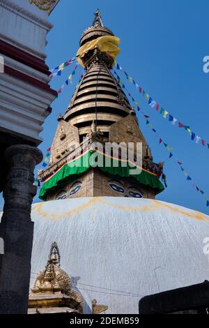 Swayambhunath, auch Monkey Temple genannt, liegt im Herzen von Kathmandu, Nepal und ist bereits von der UNESCO zum Weltkulturerbe erklärt worden Stockfoto