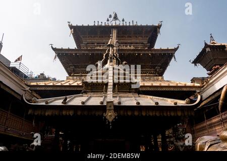 Der Goldene Tempel, auch Hiranya Warna Mahavihar genannt, befindet sich in Patan, Nepal und ist eine der Attraktionen von Patan nach dem Patan-Durbar-Platz. Stockfoto