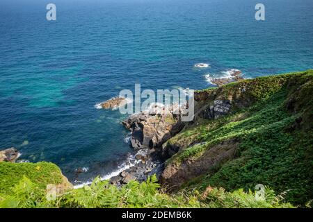 Cornwalli, Großbritannien: Klippen und ein wunderschönes blaues Meer entlang des kornischen Küstenweges. Zwischen St. Ives und Pendeen Stockfoto